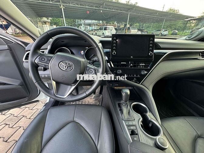 Toyota Camry 2022 2.0 Q - 10000 km Trắng nt Đen
