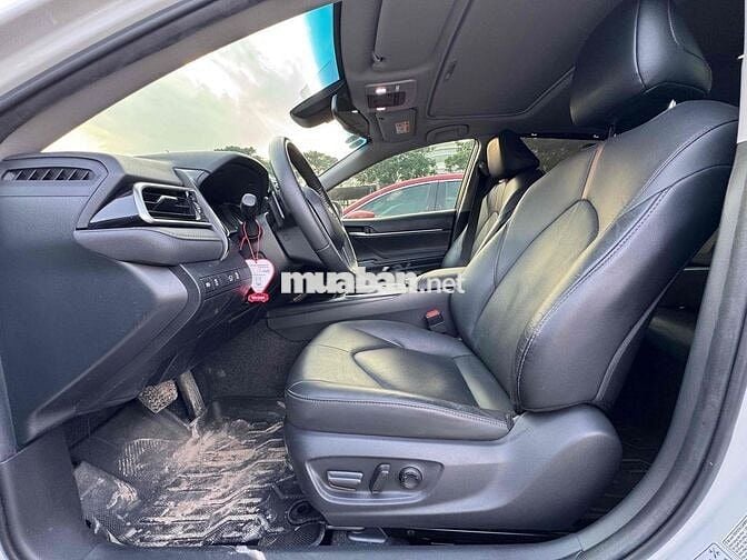 Toyota Camry 2022 2.0 Q - 10000 km Trắng nt Đen
