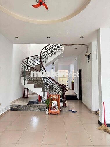 phòng riêng biệt khô chung chủ nhà