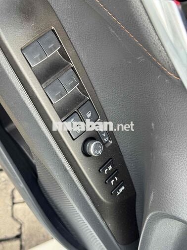 Toyota Camry 2022 2.0 Q - 10000 km Trắng nt Đen