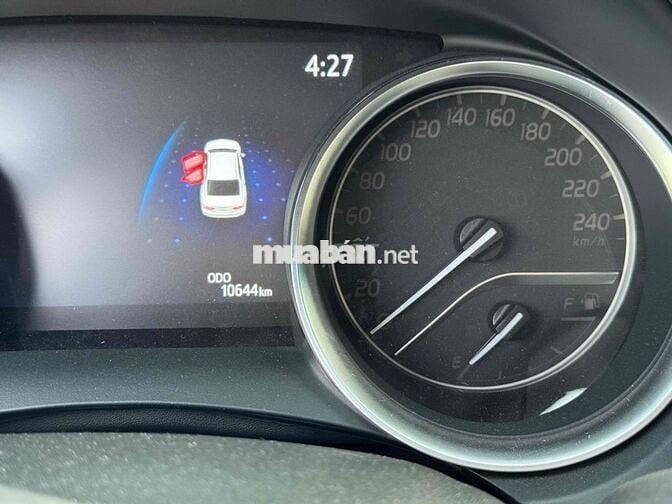 Toyota Camry 2022 2.0 Q - 10000 km Trắng nt Đen