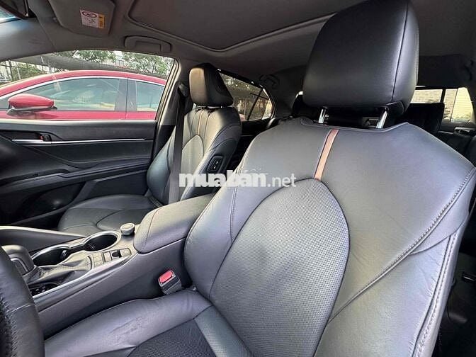 Toyota Camry 2022 2.0 Q - 10000 km Trắng nt Đen
