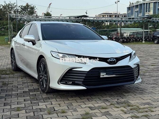 Toyota Camry 2022 2.0 Q - 10000 km Trắng nt Đen