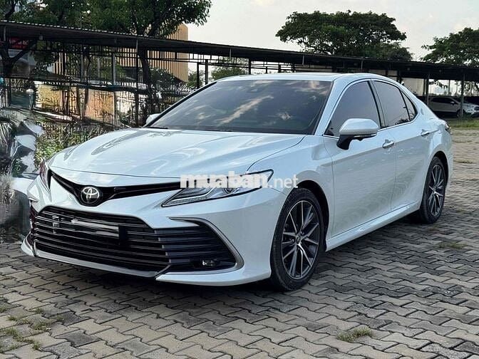 Toyota Camry 2022 2.0 Q - 10000 km Trắng nt Đen