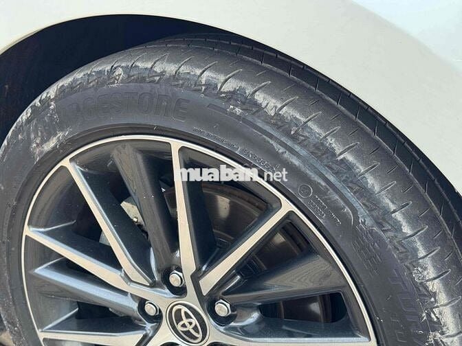 Toyota Camry 2022 2.0 Q - 10000 km Trắng nt Đen