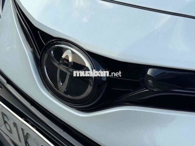 Toyota Camry 2022 2.0 Q - 10000 km Trắng nt Đen