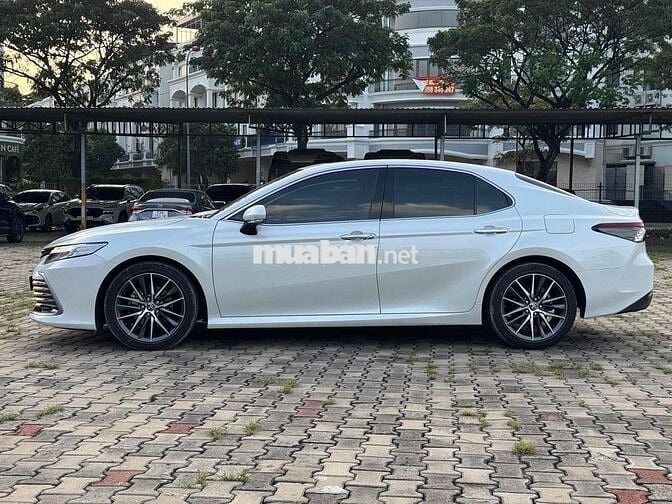 Toyota Camry 2022 2.0 Q - 10000 km Trắng nt Đen