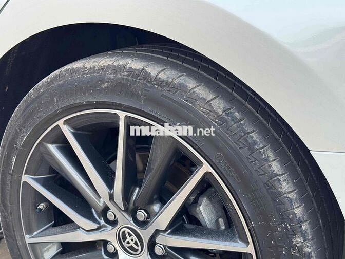 Toyota Camry 2022 2.0 Q - 10000 km Trắng nt Đen