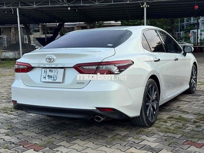 Toyota Camry 2022 2.0 Q - 10000 km Trắng nt Đen