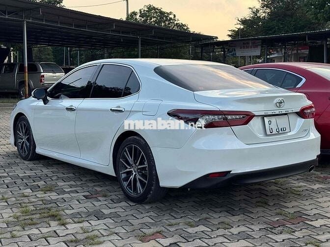 Toyota Camry 2022 2.0 Q - 10000 km Trắng nt Đen