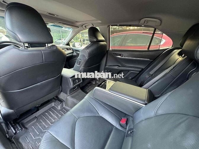 Toyota Camry 2022 2.0 Q - 10000 km Trắng nt Đen