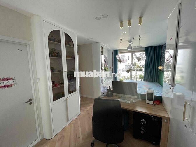 Cho thuê căn Penhouse, diện tích 178m2, 4 phòng ngủ + 1 phòng kho M8