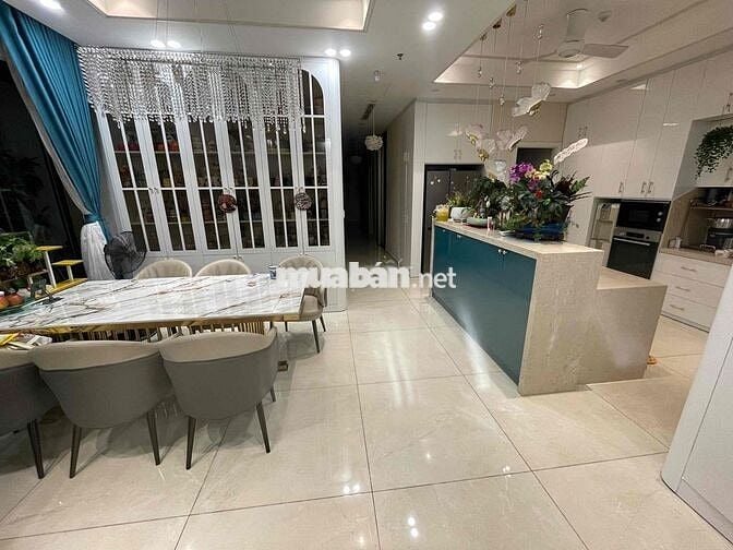 Cho thuê căn Penhouse, diện tích 178m2, 4 phòng ngủ + 1 phòng kho M8