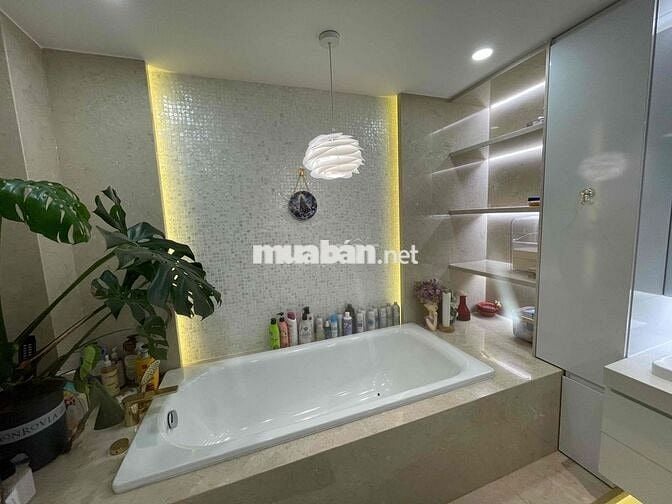 Cho thuê căn Penhouse, diện tích 178m2, 4 phòng ngủ + 1 phòng kho M8