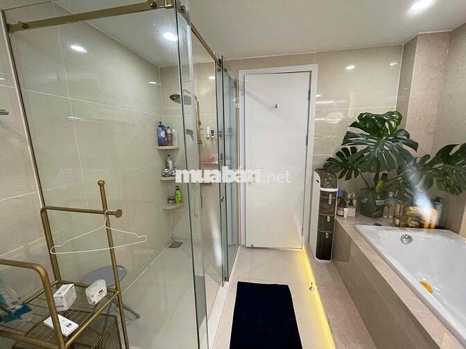 Cho thuê căn Penhouse, diện tích 178m2, 4 phòng ngủ + 1 phòng kho M8