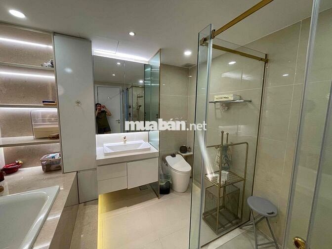 Cho thuê căn Penhouse, diện tích 178m2, 4 phòng ngủ + 1 phòng kho M8