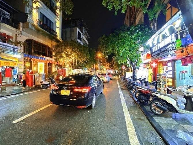 Bán nhà đẹp mặt phố Hàng Thùng, DT 60 m2, mặt tiền rộng, vị trí đẹp!