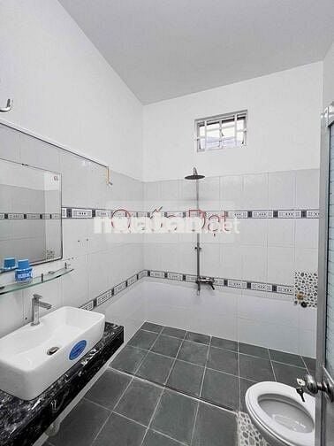 NHÀ THUÊ GẦN CÔNG VIÊN LƯU HỮU PHƯỚC XE Ô TÔ ĐẬU TRONG NHÀ