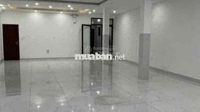 Nhà 3 lầu 9x20m trống suốt mới 99% mặt tiền Nguyễn Văn Cừ