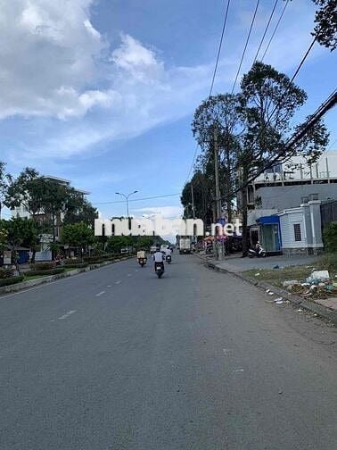 Nhà 3 lầu 9x20m trống suốt mới 99% mặt tiền Nguyễn Văn Cừ