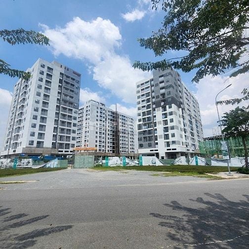 Chuyển nhượng căn liền kề 110m2 - mặt tiền 5,5m - đối diện chung cư