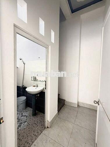 Mặt bằng trệt lầu trống suốt đường Nguyễn Văn Cừ chỉ 14 triệu