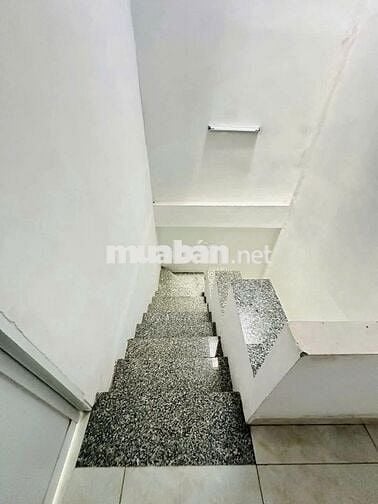 Mặt bằng trệt lầu trống suốt đường Nguyễn Văn Cừ chỉ 14 triệu