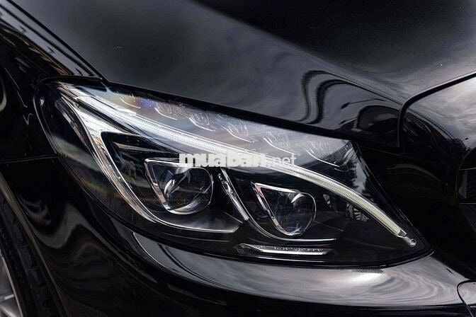LONG ANH AUTO về Mercedes C300 AMG model 2018