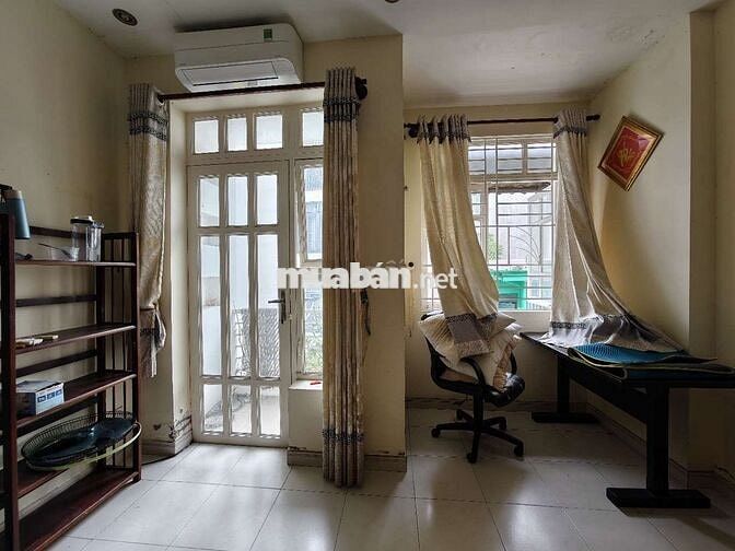 Phòng đủ nội thất, có ban công cửa sổ