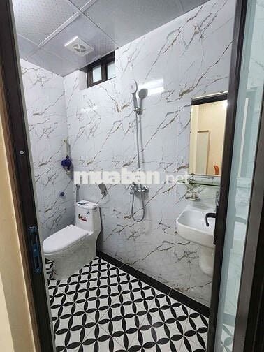 Nhượng phòng trọ tại ngõ 185 Chùa Láng, diện tích 30m2 có thang máy