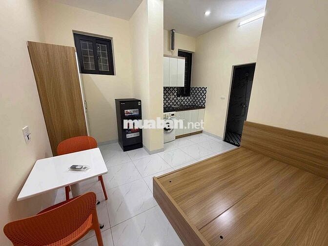 Nhượng phòng trọ tại ngõ 185 Chùa Láng, diện tích 30m2 có thang máy