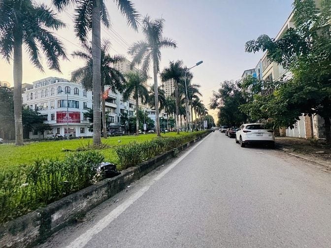 CẦN BÁN GẤP LIỀN KỀ  ĐÔ THỊ TÂN TÂY ĐÔ HOÀI ĐỨC 95m2 XÂY 5 TẦNG THANG 