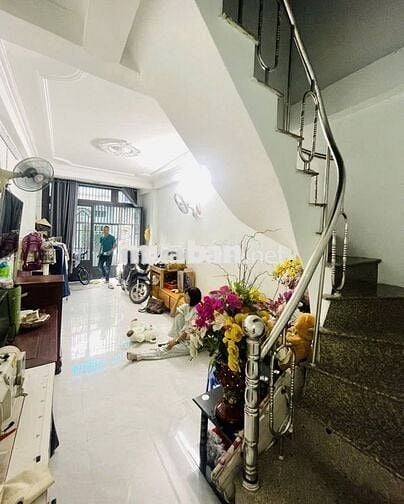 Nhà mới xây ô tô đậu cửa, gần mặt tiền Lê Trọng Tấn.