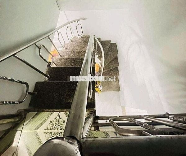 Nhà mới xây ô tô đậu cửa, gần mặt tiền Lê Trọng Tấn.