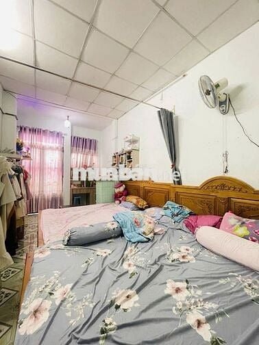 Nhà mới xây ô tô đậu cửa, gần mặt tiền Lê Trọng Tấn.