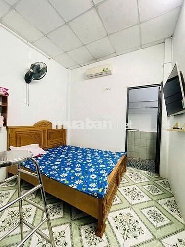 Nhà mới xây ô tô đậu cửa, gần mặt tiền Lê Trọng Tấn.