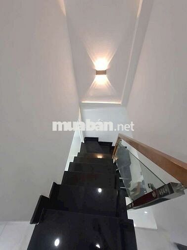 Cho thuê nhà 2 tầng 3×8 , 2pn mới hẻm xe hơi chiến lược