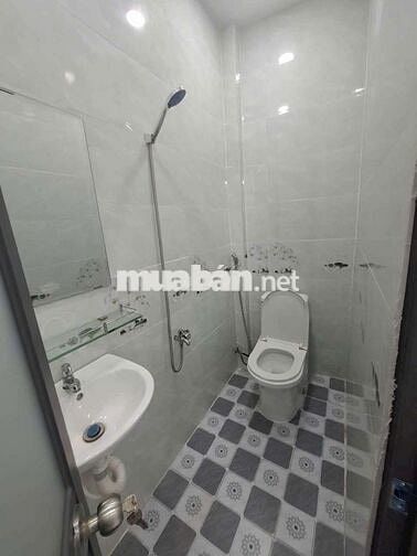 Cho thuê nhà 2 tầng 3×8 , 2pn mới hẻm xe hơi chiến lược