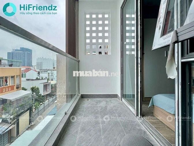 Studio ban công cửa kính cực chill