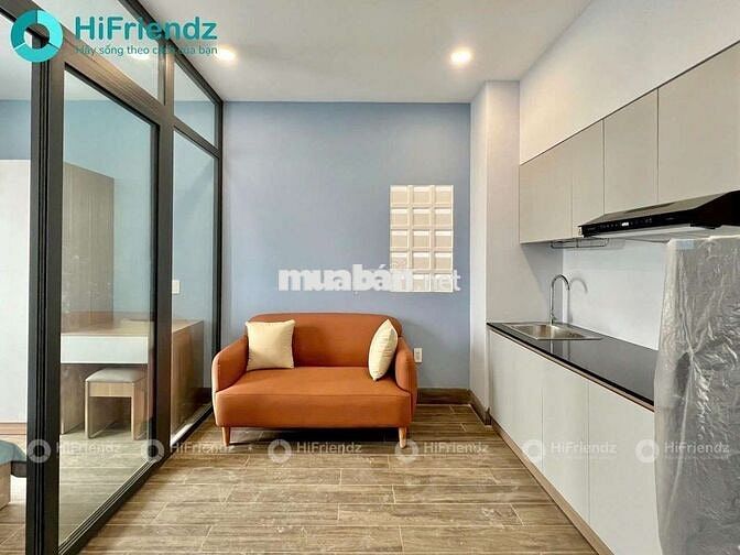 Studio ban công cửa kính cực chill