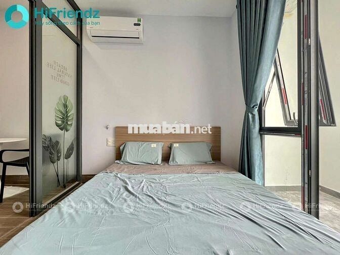 Studio ban công cửa kính cực chill