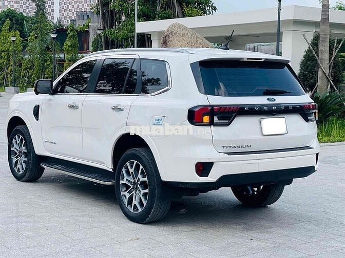 Ford Everest 2024 Titanium 2.0L 4x2 AT - 7600 km