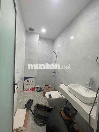 Nhà mới xây cho thuê (5m x 17m) có 3 phòng ngủ hướng đông hẻm 8m