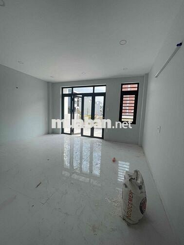 Nhà mới xây cho thuê (5m x 17m) có 3 phòng ngủ hướng đông hẻm 8m