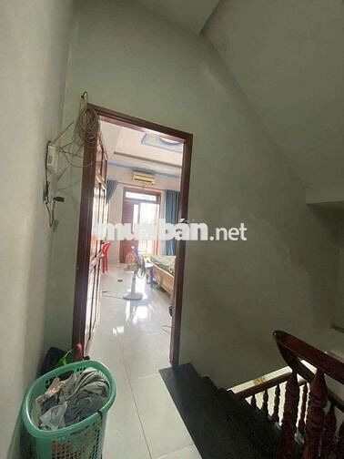 Cho thuê nhà sân xe hơi gần sân vận động Đông Hoà