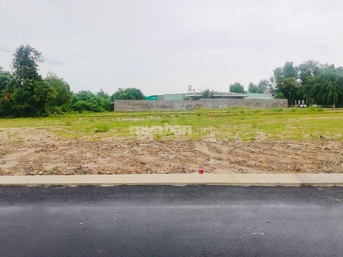 Đất thổ cư đường nhựa thành phố Hồ Chí Minh view hồ