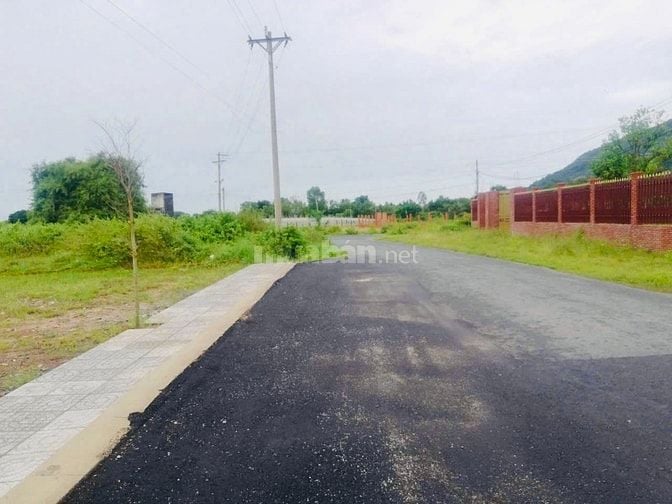 Đất thổ cư đường nhựa thành phố Hồ Chí Minh view hồ