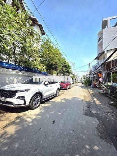 Đang cần bán nhà có sổ hồng 2 lầu.. gần chợ trường học