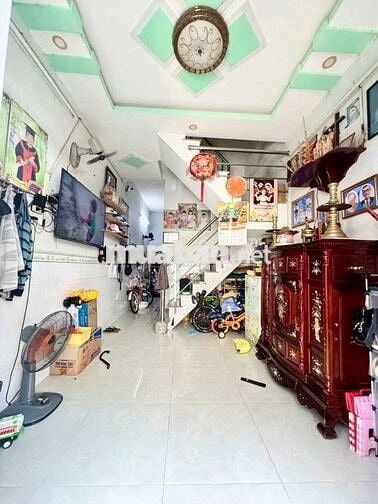 Đang cần bán nhà có sổ hồng 2 lầu.. gần chợ trường học