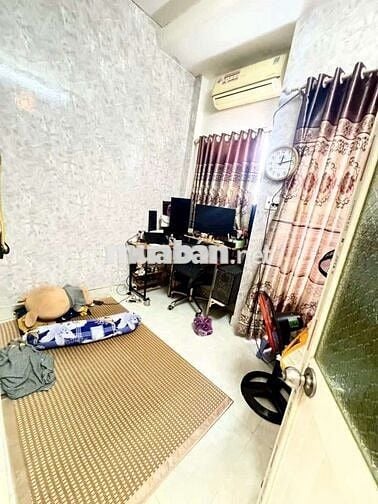 Đang cần bán nhà có sổ hồng 2 lầu.. gần chợ trường học